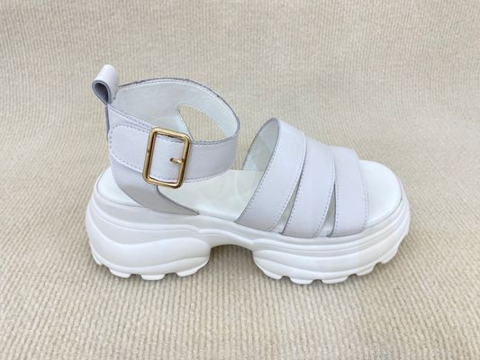 Witte platformsandalen met lijngordel voor open tenen op het strand
