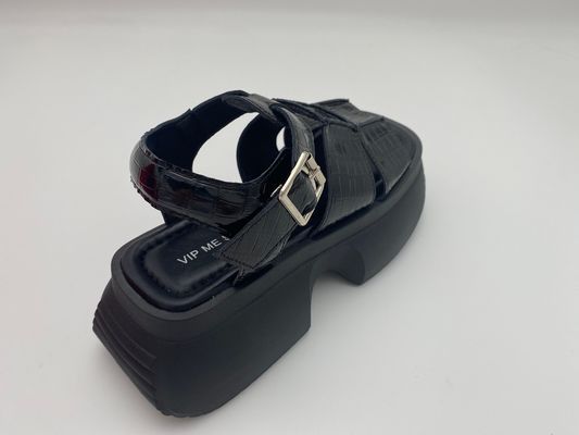 Zwarte zomerse vrouwen met dikke zolen met metalen knop