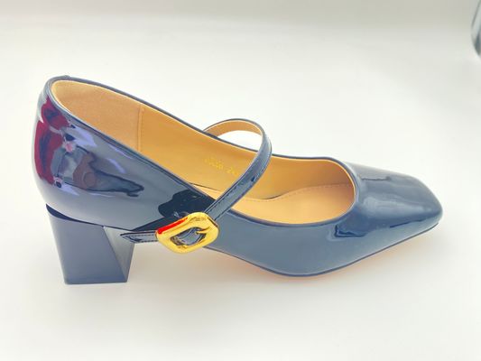 Vrouwen zwarte hoge hakken met lak, dikke hakken en een mentale gesp.